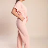 Tuta elegante con dettagli metallici, rosa chiaro