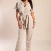 Tuta elegante con dettagli metallici, beige