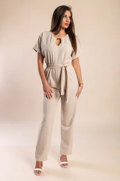 Tuta elegante con dettagli metallici, beige