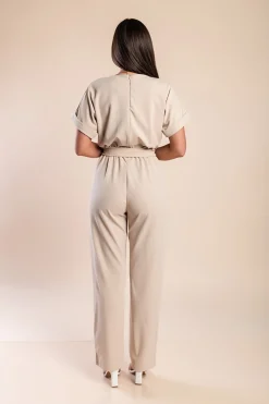 Tuta elegante con dettagli metallici, beige