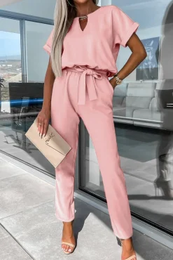 Tuta elegante con dettagli metallici, rosa chiaro