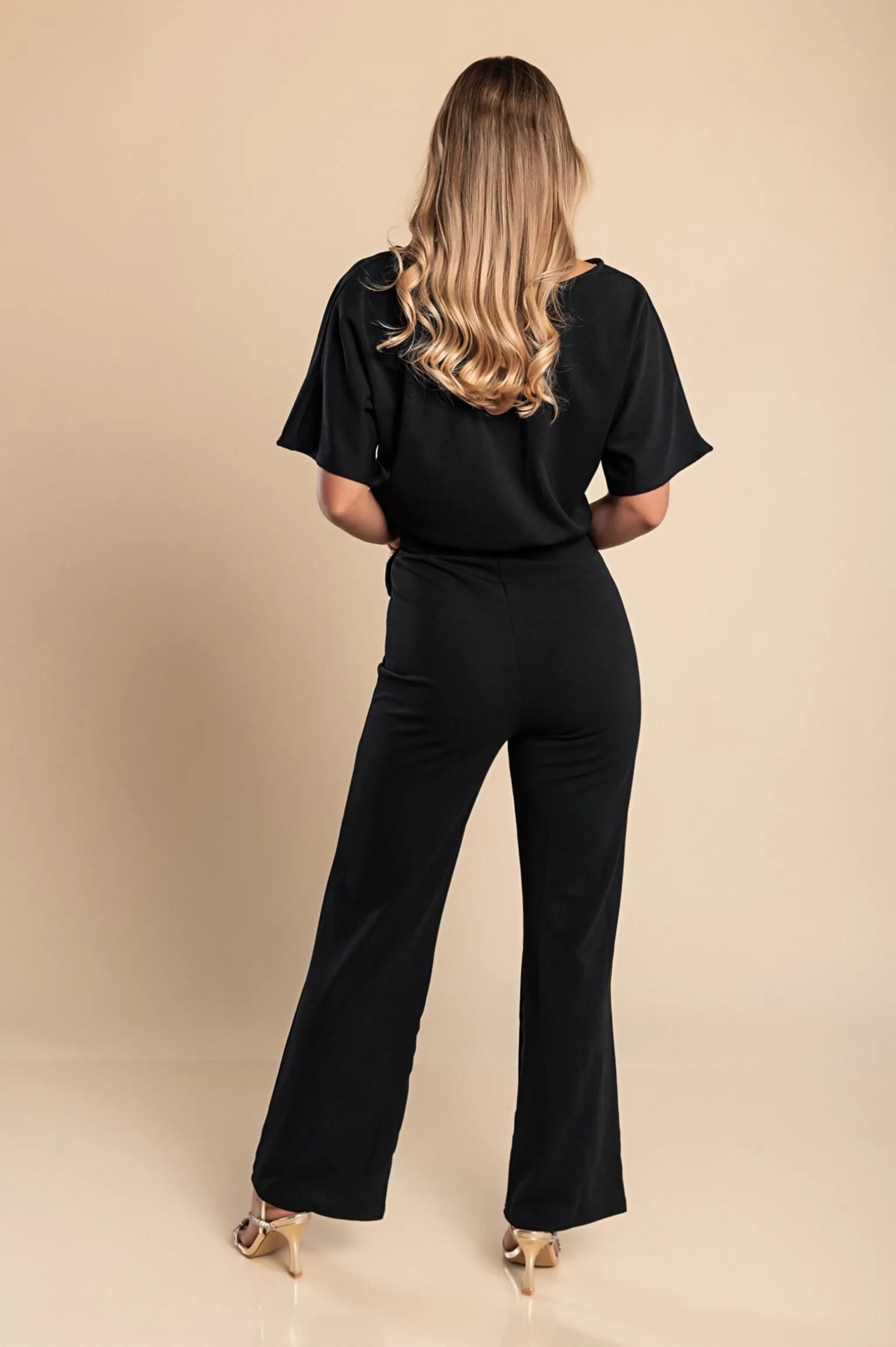 Tuta fashion con pantaloni lunghi ampi e maniche corte Nelia, nera